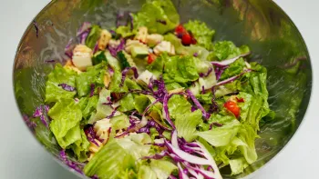 Salad hoa quả rau má trọn tôm